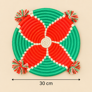 Panier de rangement rond tressé main – Fil vert, rouge et écru, pompons multicolores