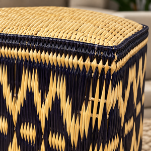 Pouf cube « Losanges » en fibre naturelle tressée – Motifs bleu nuit et paille dorée