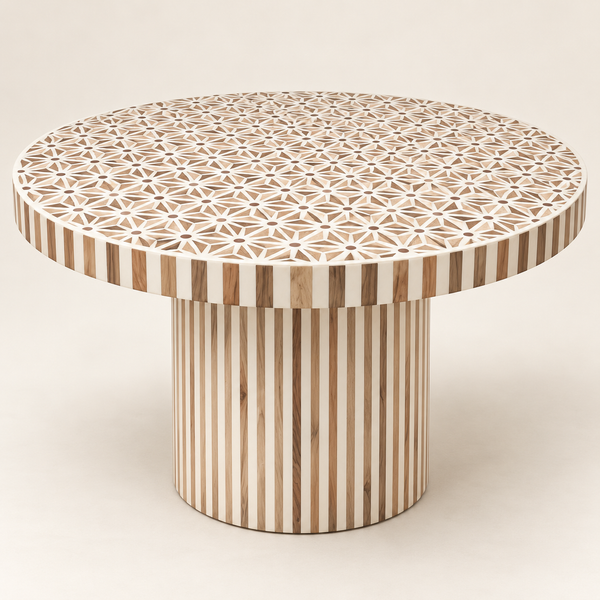 Table Basse Ronde en Marqueterie Bois et Résine Blanche, Motif Géométrique Étoilé et Pied Cylindrique Rayé