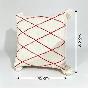 Coussin écru à losanges rouges et pompons blancs – 45 × 45 cm