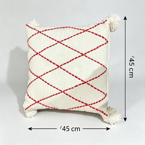 Coussin écru à losanges rouges et pompons blancs – 45 × 45 cm