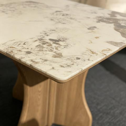 Table de salle à manger effet marbre avec piètement sculptural en bois