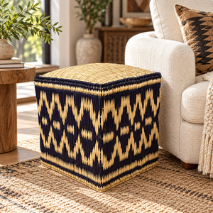 Pouf cube « Losanges » en fibre naturelle tressée – Motifs bleu nuit et paille dorée