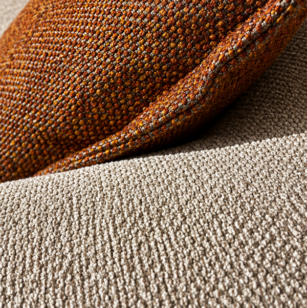 Canapé d'angle bicolore en tissu texturé gris clair & terracotta – Design arrondi & contrasté (dim)