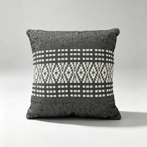 Coussin décoratif anthracite à bande de losanges écrus – 45 × 45 cm
