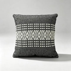 Coussin décoratif anthracite à bande de losanges écrus – 45 × 45 cm