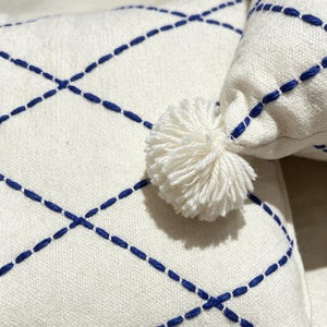 Coussin décoratif écru à motif losanges bleu roi