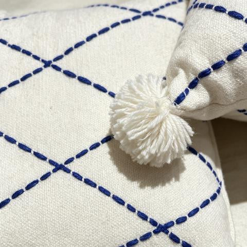 Coussin décoratif écru à motif losanges bleu roi