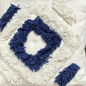 Coussin décoratif blanc et bleu marine à motif losange – 45 × 45 cm