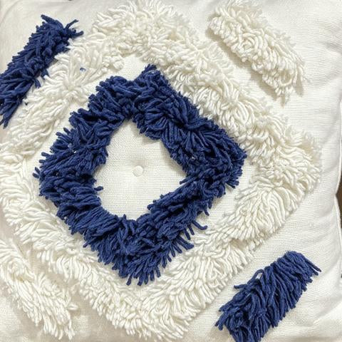 Coussin décoratif blanc et bleu marine à motif losange – 45 × 45 cm
