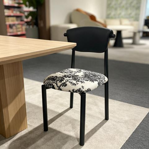 Chaise noire avec assise rembourrée motif toile de Jouy