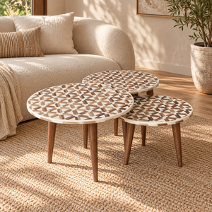Set de 3 tables basses gigognes « Mosaïque » en marqueterie de bois et résine blanche – Pieds en bois
