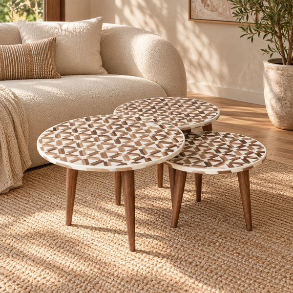 Set de 3 tables basses gigognes « Mosaïque » en marqueterie de bois et résine blanche – Pieds en bois