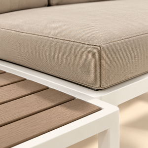 Salon de jardin d'angle – Structure en métal blanc, coussins beige et table basse à lattes effet bois