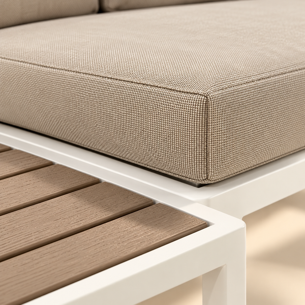 Salon de jardin d'angle – Structure en métal blanc, coussins beige et table basse à lattes effet bois