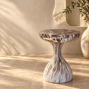 Table d'appoint « Sablier » effet marbre marron et blanc – Forme galbée, plateau rond