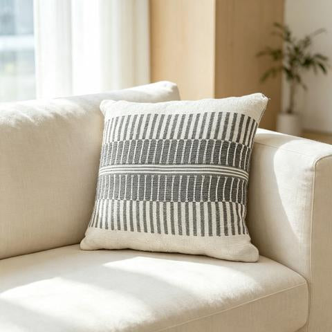 Coussin décoratif écru à motifs géométriques anthracite