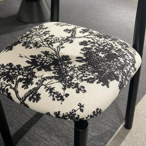 Chaise noire avec assise rembourrée motif toile de Jouy