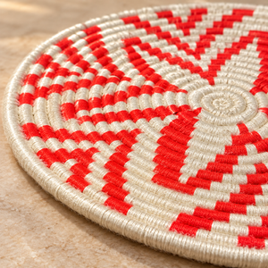 Panier de rangement rond tressé main – Fil écru et rouge, motif damier graphique en spirale