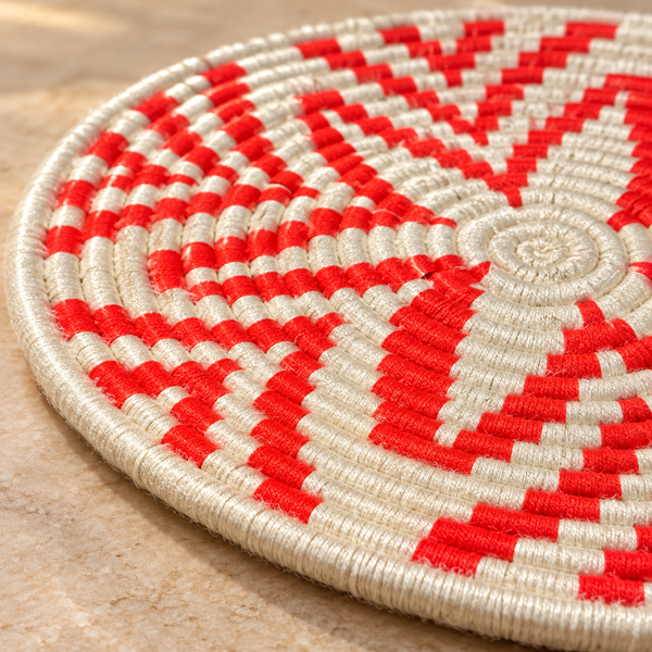Panier de rangement rond tressé main – Fil écru et rouge, motif damier graphique en spirale