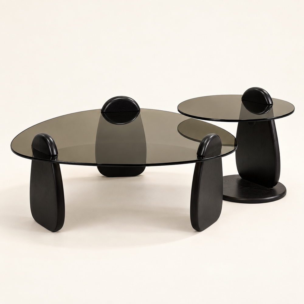 Ensemble de tables basses en galets – Piètements noirs sculptés et plateaux en verre fumé