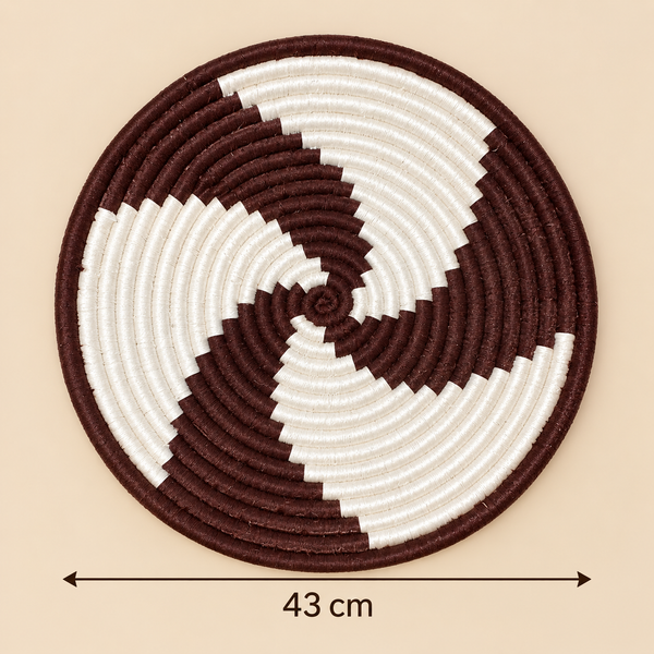Panier de rangement rond tressé main – Fil marron et blanc, motif graphique en spirale bicolore