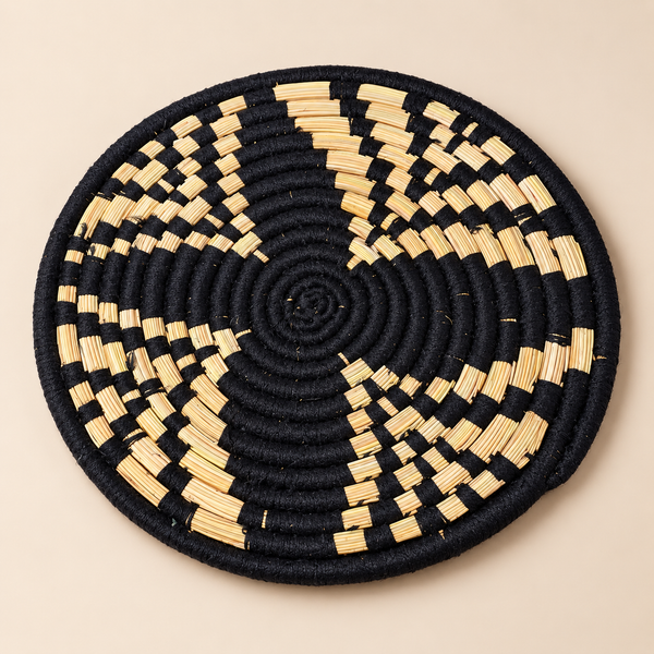 Panier de rangement rond tressé main – Fibres naturelles et fil noir, motif damier en spirale