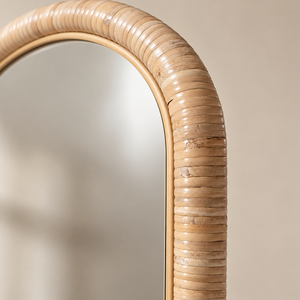 Miroir sur pied « Arche » en rotin – Forme arrondie, cadre naturel