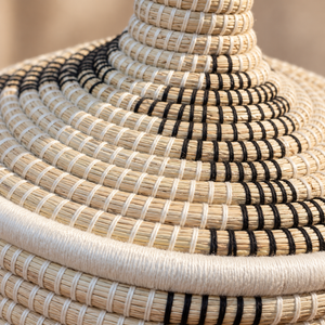 Panier de rangement avec couvercle et pompon noir et blanc, fibres naturelles, style berbère