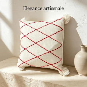 Coussin écru à losanges rouges et pompons blancs – 45 × 45 cm