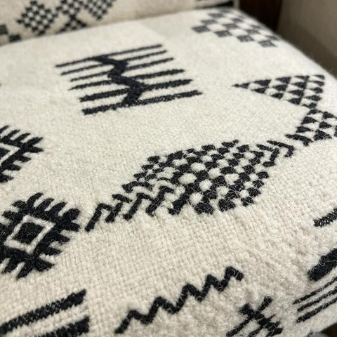 Fauteuil bohème en tissu écru à motifs géométriques et bois foncé