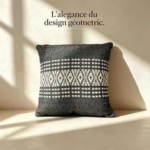 Coussin décoratif anthracite à bande de losanges écrus – 45 × 45 cm