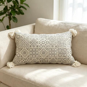 Coussin rectangulaire écru à motifs géométriques gris
