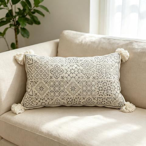 Coussin rectangulaire écru à motifs géométriques gris