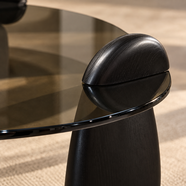 Ensemble de tables basses en galets – Piètements noirs sculptés et plateaux en verre fumé