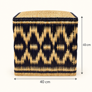 Pouf cube « Losanges » en fibre naturelle tressée – Motifs bleu nuit et paille dorée