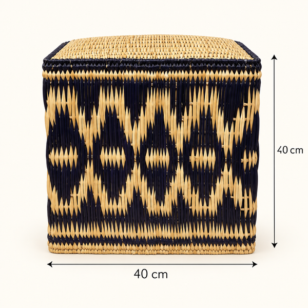 Pouf cube « Losanges » en fibre naturelle tressée – Motifs bleu nuit et paille dorée