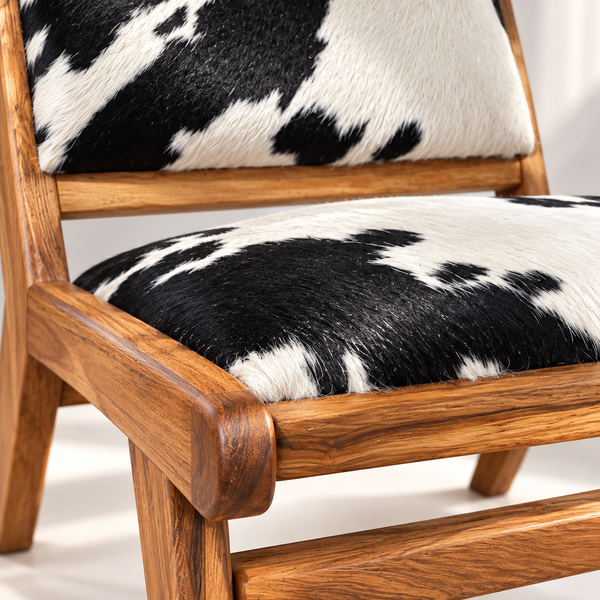 Fauteuil lounge « Pampa » en teck et peau de vache noir et blanc – Design bas