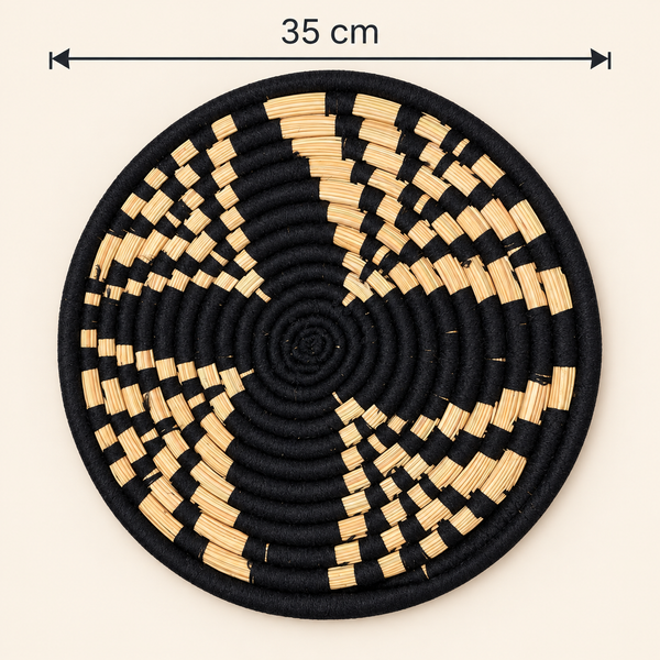 Panier de rangement rond tressé main – Fibres naturelles et fil noir, motif damier en spirale