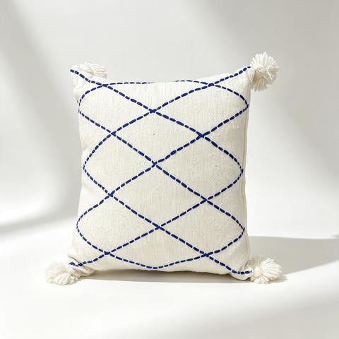 Coussin décoratif écru à motif losanges bleu roi