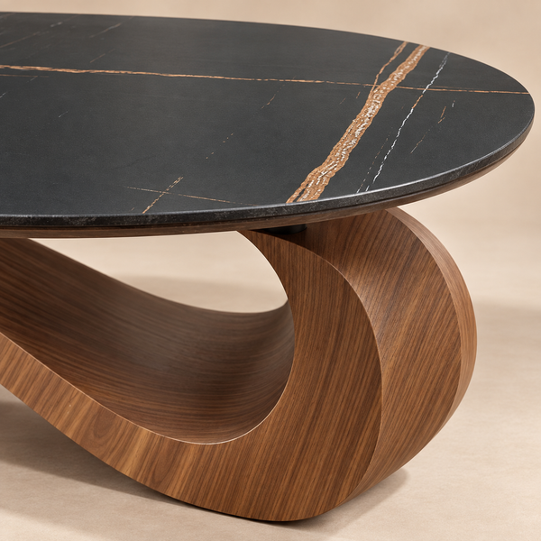 Table basse sculpturale en S – Base en noyer et plateau ovale noir effet marbre