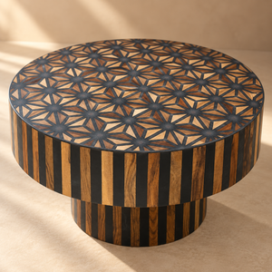 Table Basse Ronde en Marqueterie de Bois et Résine Noire, Plateau Géométrique Étoilé