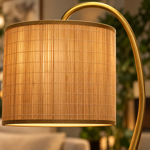 Lampadaire arqué « Aurore » – Pied noir, tige dorée et abat-jour en bambou