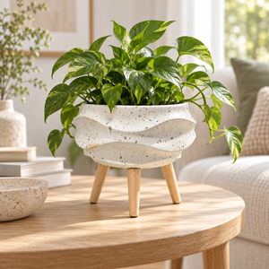 Jardinière Sculpturale Effet Terrazzo – Pieds en Bois