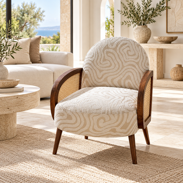 Fauteuil « Ondine » en tissu jacquard beige – Accoudoirs en bois et cannage