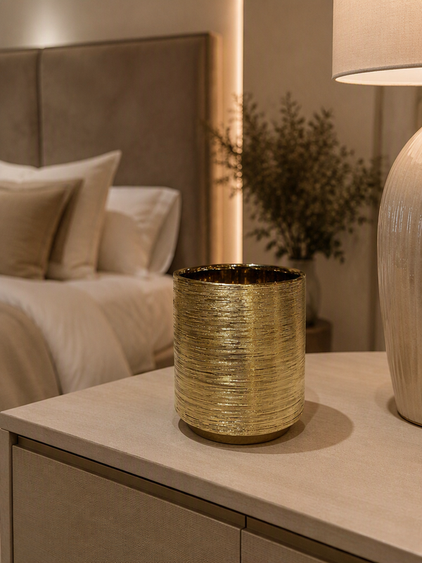 Pot décoratif doré à texture nervurée