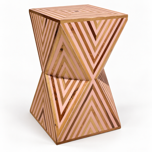 Table d'appoint « Sablier » en bois marqueté à motifs chevrons – Rose poudré et bois naturel