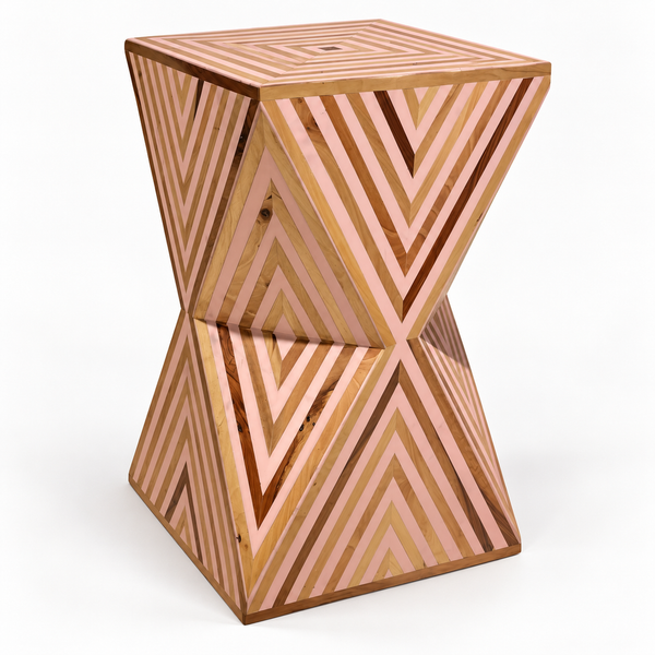 Table d'appoint « Sablier » en bois marqueté à motifs chevrons – Rose poudré et bois naturel
