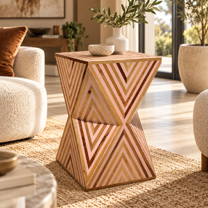 Table d'appoint « Sablier » en bois marqueté à motifs chevrons – Rose poudré et bois naturel