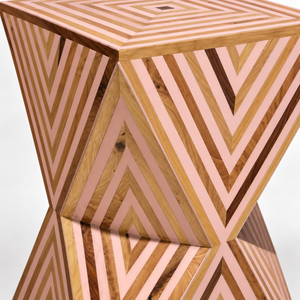 Table d'appoint « Sablier » en bois marqueté à motifs chevrons – Rose poudré et bois naturel